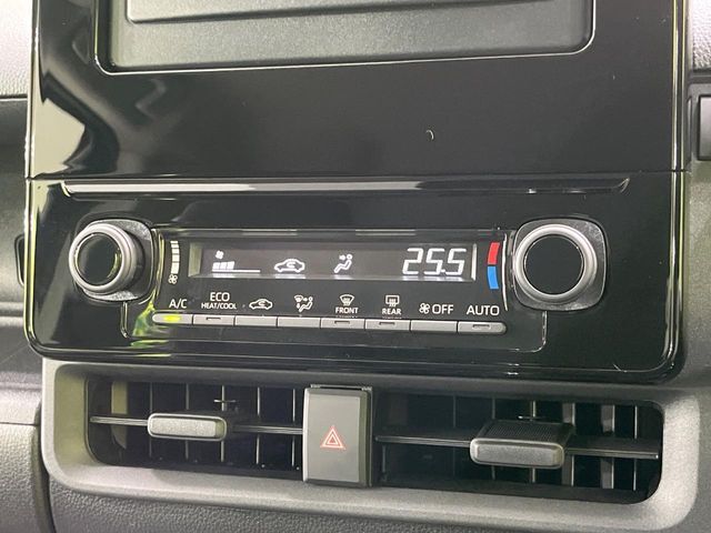【オートエアコン】一度お好みの温度に設定すれば、車内の温度を検知し風量や温度を自動で調整。暑い…寒い…と何度もスイッチ操作をする必要はありません。快適な車内空間には必須の機能ですね♪