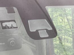 【エマージェンシーブレーキ】走行中に前方の車両等を認識し、衝突しそうな時は警報とブレーキで衝突回避と被害軽減をアシスト。より安全にドライブをお楽しみいただけます。