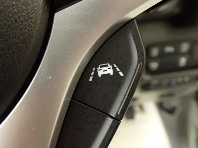 「車線逸脱抑制機能」を搭載しています。車線をはみ出しそうになると、ドライバーにステアリング操作を促し、車両を車線の内側に戻すよう支援します。