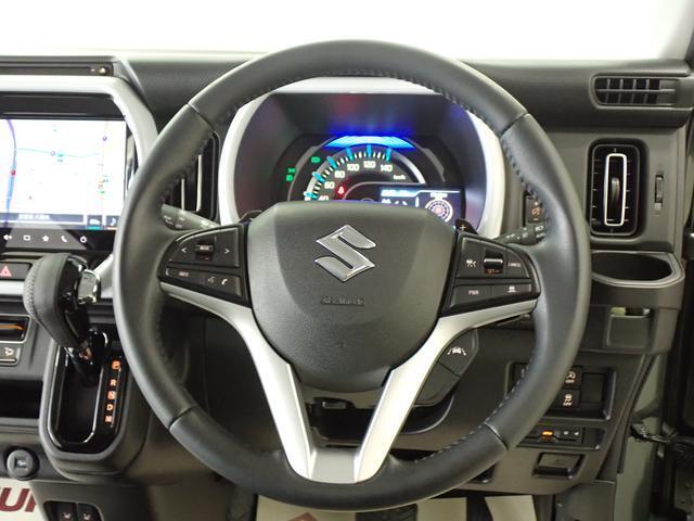 本革巻きのステアリングホイールが　車内に高級感をプラスします。手になじみ、運転しやすいです。