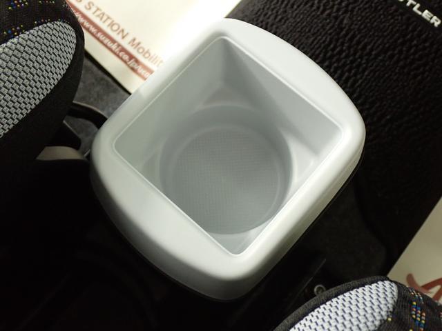 紙パックの飲み物も立てられて便利な　固定式ドリンクホルダーがあります。