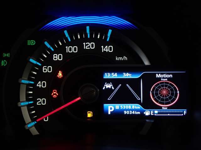 メーター上部の照明色で　エコ運転の確認ができます。ゲーム感覚でエコ運転を楽しめます。