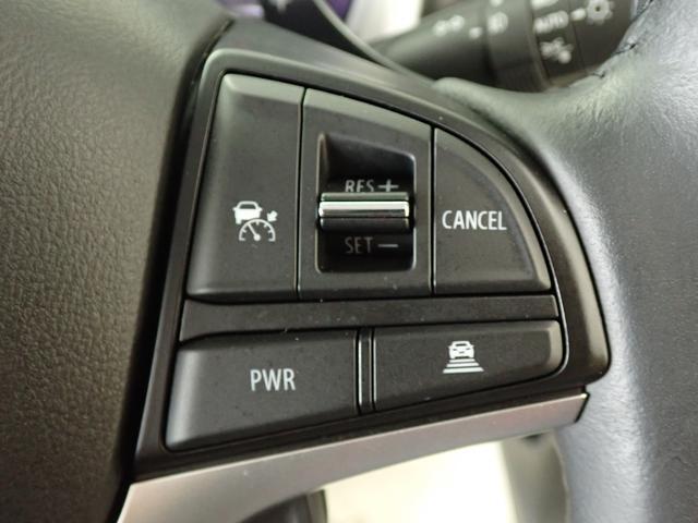 先行車との車間距離を保ちながら加速・減速してくれる「アダプティブクルーズコントロール」を装備しています。ロングドライブに最適ですね！