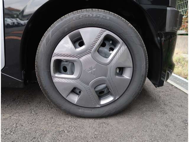 純正ホイールカバー付きスチールホイールを装備　タイヤサイズは155/65R14インチ