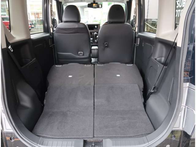 リヤシートを倒すことで荷室を広く使用できます