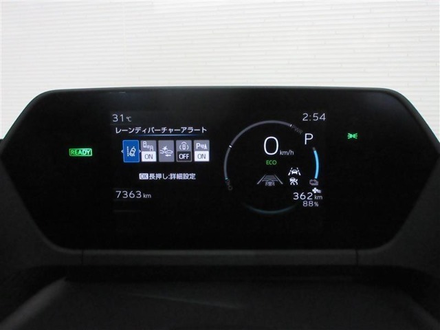 ディスプレイには、平均燃費、外気温、航続可能距離などの情報が表示されます。