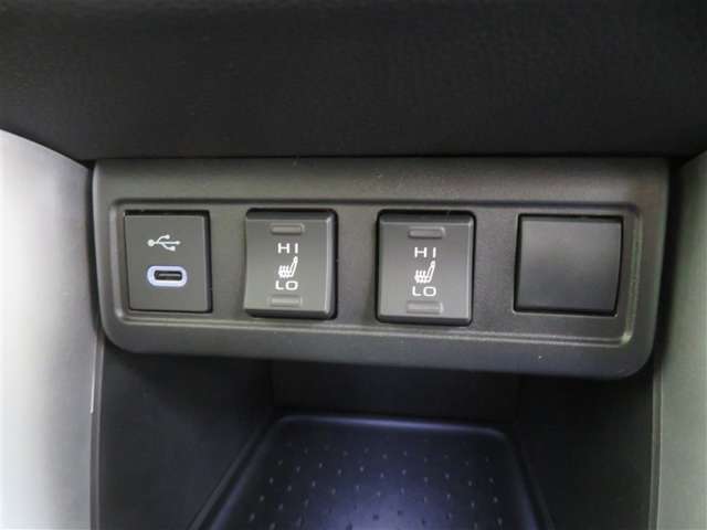 シート表面を直接温める「シートヒーター」で、寒い時期のドライブも快適です。