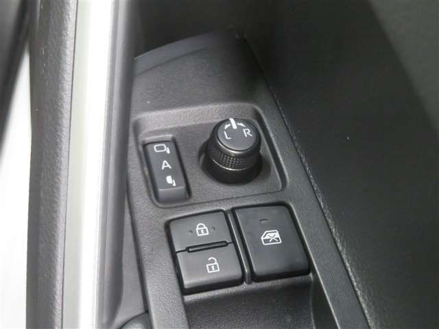 電動格納ミラー！ スイッチひとつでミラーを畳めます。