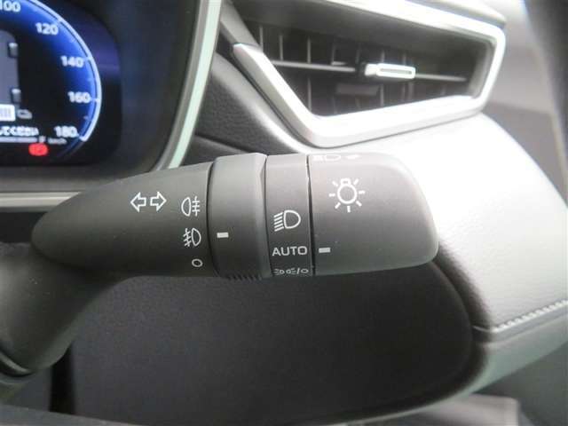 「オートライト」をONにすれば、暗い場所で自動的にヘッドライトが点灯します！