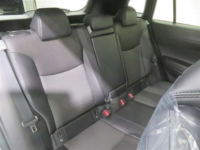 足元のスペースが広く、ゆったりくつろげるセカンドシート。