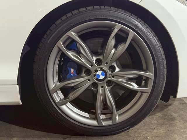 ★BMW M社が手を加えたN55エンジンは、数値で見ればフラットトルク型のエンジンに見えますが、実際には感性に訴える鮮やかな抑揚があり、スロットルによってエンジンの心地よい所を探す余白が残っているエンジン★