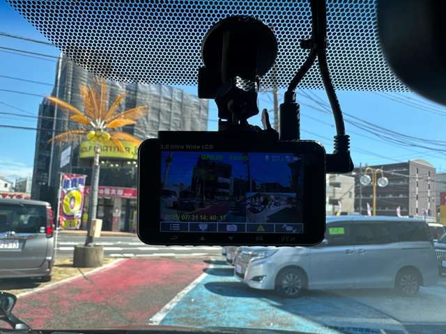 ドライブレコーダー搭載。ドライブ中の万が一の際に映像を記録・保存できます。トラブルが起きた時の正確な状況把握が可能です。