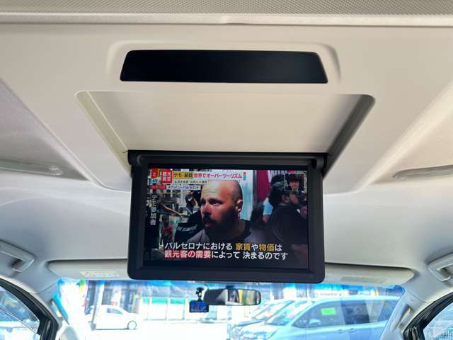 【後部座席操作】フリップダウンモニター付き家族や友人とのドライブや長距離のお出かけにぴったりのアイテム！モニターでテレビや映画鑑賞等が出来ることでお出かけもさらに楽しく臨場感たっぷりの車内になりますね