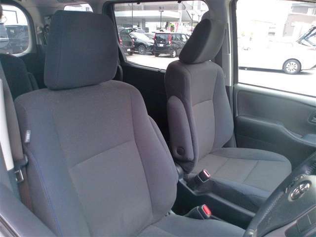 運転席脇を通り抜け後部座席への移動が可能です