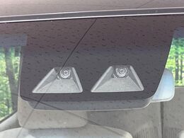 【スマートアシスト】走行中に前方の車両等を認識し、衝突しそうな時は警報とブレーキで衝突回避と被害軽減をアシスト。より安全にドライブをお楽しみいただけます。