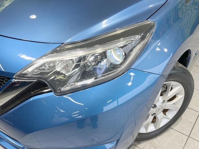 【LEDヘッドライト】悪天候や夜間走行時も良好な視界を確保し安心して運転できる高輝度LEDヘッドライトを装備！点灯速度が早く、消費電力も抑えられています。