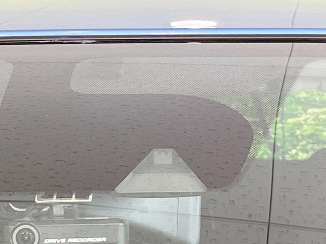【エマージェンシーブレーキ】走行中に前方の車両等を認識し、衝突しそうな時は警報とブレーキで衝突回避と被害軽減をアシスト。より安全にドライブをお楽しみいただけます。