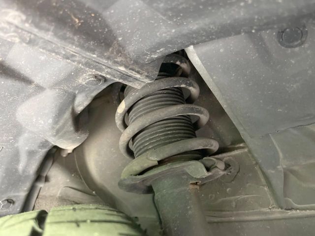 お車を安心してお乗りいただく為には、足回りの定期点検が欠かせません。サービスサポート（有償保証）では無料点検もご提供しており、安心のカーライフをお過ごしいただけるサポート体制が整っています。