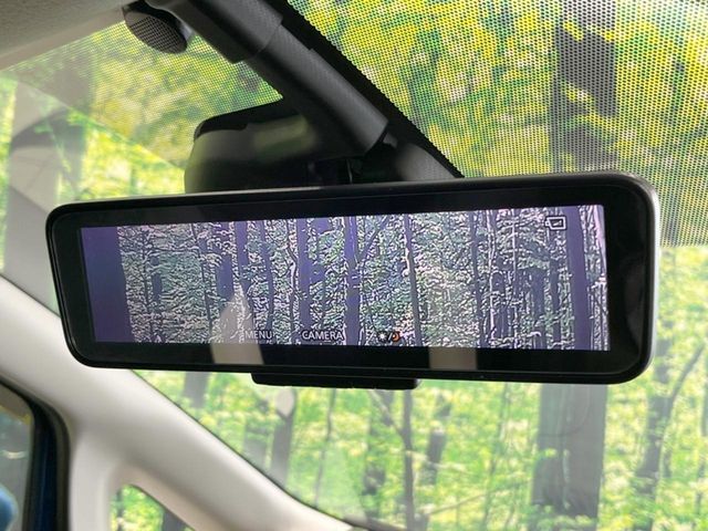 【インテリジェントルームミラー】後席の大きな荷物や同乗者で後方が確認しづらい時でも安心！カメラが撮影した車両後方の映像をルームミラー内に表示。クリアな視界で状況の確認が可能です！