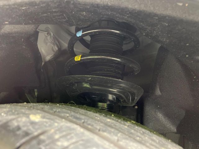 お車を安心してお乗りいただく為には、足回りの定期点検が欠かせません。サービスサポート（有償保証）では無料点検もご提供しており、安心のカーライフをお過ごしいただけるサポート体制が整っています。