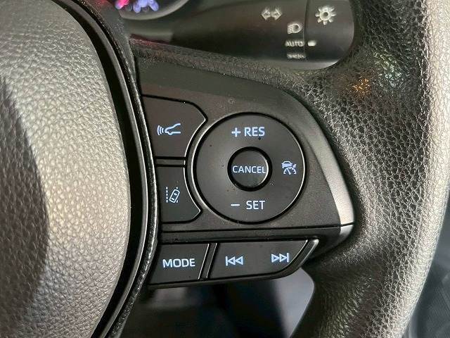 【レーダークルーズコントロール】追従型クルーズコントロールは、レーダーやビデオカメラが前方の車の状況を検知し、状況に合わ
