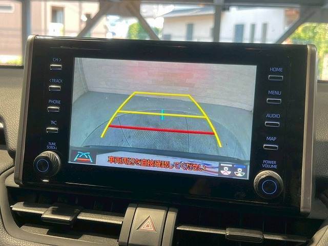 【カラーバックモニター】を装備しております。リアの映像がカラーで映し出されますので日々の駐車も安心安全です。