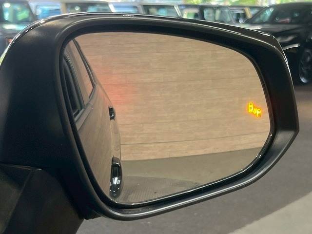 【ブラインドスポットモニター】搭載しております。隣の車線を走る車両をレーダーで検知し、死角エリアの車両の存在をお知らせし
