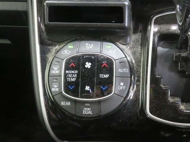 オートエアコン機能で、車内を自動的に、設定した温度に保ってくれます。