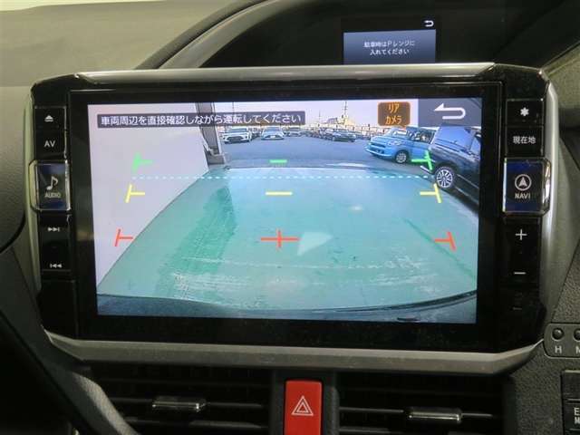車両後方の映像を映すバックモニター。進路を確認しながら安全に車庫入れできます。