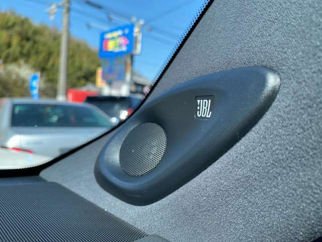 JBLサウンドシステム搭載で車内で臨場感ある音響をお楽しみくださいませ！！