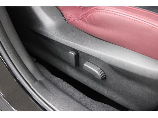 運転席パワーシート。シートリフター、前チルト、前後スライド、リクライニングの調整を電動化。最適な運転姿勢を提供します。