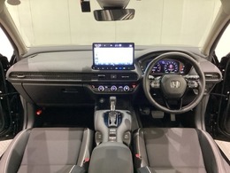 車内は光触媒抗菌消臭施工済です。インパネ周りはスタイリッシュなデザインで機能や装備も充実しています。グローブボックスやカップホルダーのほかにトレーなどたくさんの収納スペースが付いています。