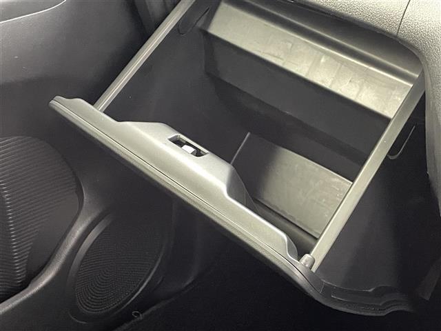 【グローブボックス】車検証ケースや、日頃使う小物類の収納に便利ですね！