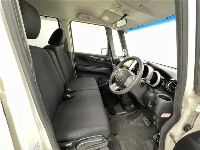 【運転席】座り心地が良いシートなので長時間の運転でも快適にお過ごしいただけます。新品のフロアマットのご注文も可能です。掲載箇所以外にご希望の写真がございましたらお気軽にお問い合わせ下さい。