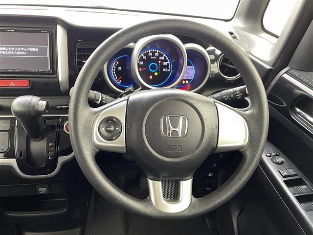 【ハンドル】軽い力で扱いやすいハンドルです。目立つ傷やスレなどなく綺麗な状態です！除菌プランいれていただくとさらに快適に！清潔なお車はお子様にも安心ですね！