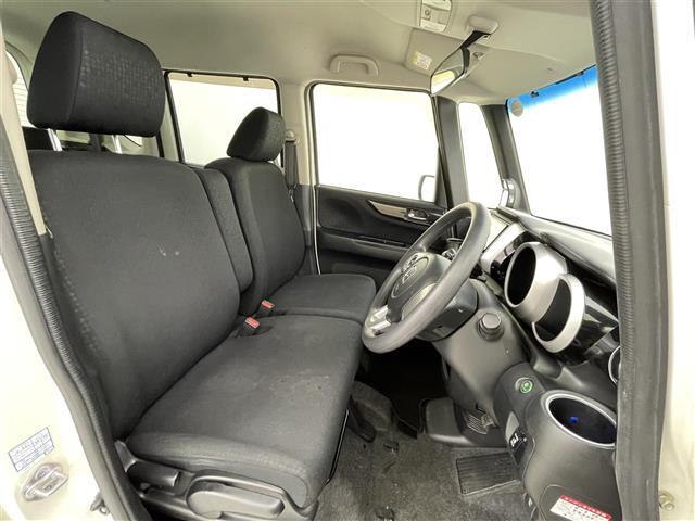 【運転席】座り心地が良いシートなので長時間の運転でも快適にお過ごしいただけます。新品のフロアマットのご注文も可能です。掲載箇所以外にご希望の写真がございましたらお気軽にお問い合わせ下さい。