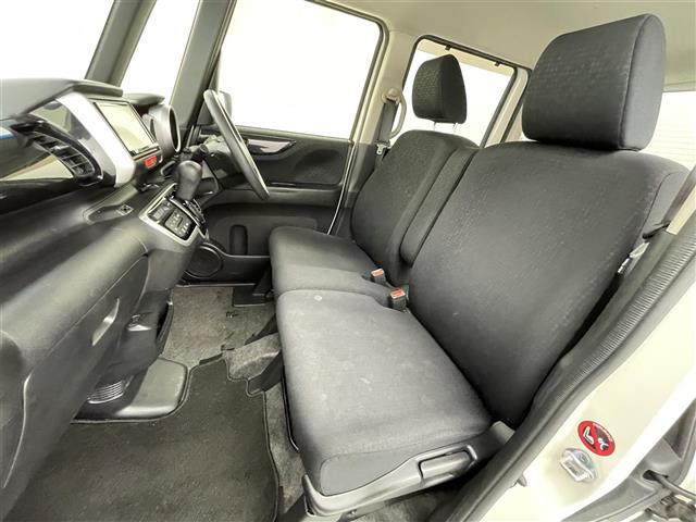 【助手席】きれいな助手席なので家族や友だちに乗ってもらっても安心です！新品のフロアマットのご注文も可能です。掲載箇所以外にご希望の写真がございましたらお気軽にお問い合わせ下さい。