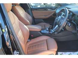 明るいキャメルブラウンの革シートは、シートヒーター、ランバーサポート機能付きの豪華版。