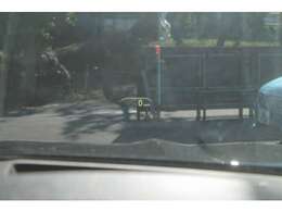 ヘッドアップディスプレイは視界を落とさずに速度やナビ案内をご確認頂けます。