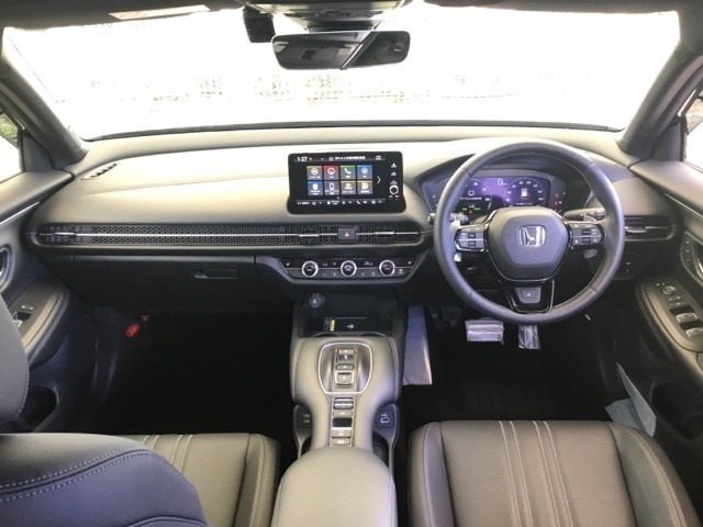 【e:HEV】走行シーンに合わせて、EV・ハイブリッド・エンジンの3つのモードを自動で切り替えるので、街乗りから高速走行までスムーズなドライブを楽しめますよ！