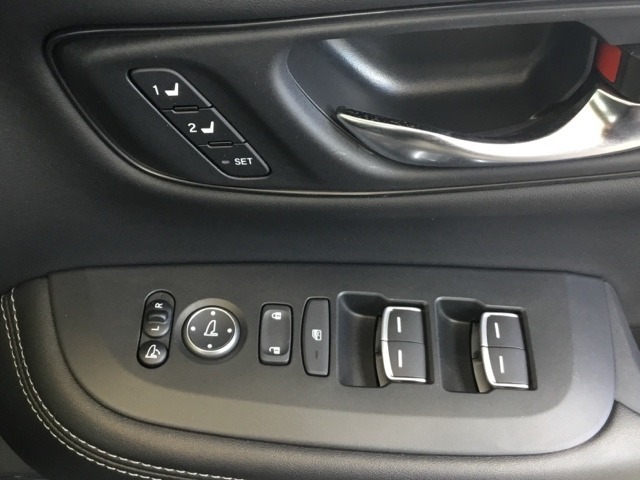 電動格納式リモコンドアミラーと、パワーウィンドウマスタースイッチ等は運転席ドアにあります。