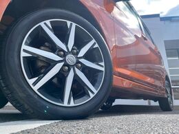 【純正15インチアルミホイール】外観にマッチした純正アルミホイールを装着しております。各種社外アルミホイールや、スタッドレスタイヤも取扱いしております。是非ご相談ください♪