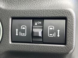 【両側パワースライドドア】スマートキーや運転席のスイッチで後席両側スライドドアの開閉が可能♪電動だから力を入れてドアを開ける必要が無く、小さなお子様でも簡単に開け閉めでき快適です♪