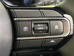 【アダプティブクルーズコントロール】高速道路での長距離走行が楽に！！自動で速度を保つクルーズコントロールが、衝突軽減システムと連携し、前方の車両を感知して車間を保つように速度調節してくれます！！