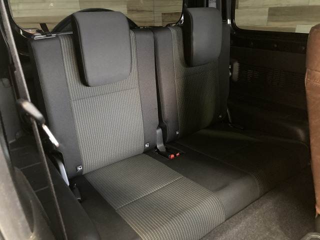 【リアシート】後部座席も気になるようなキズ・汚れやへたり等、大きなダメージはなく、良好な状態です。