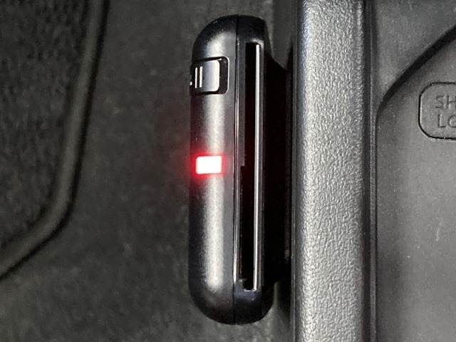 【ETC車載器】を装備しておりますので、ご納車直後からの遠距離ドライブも可能です。土日の利用料金の割引や、朝夕の通行料金を割引料金で高速道路をお楽しみいただけます。