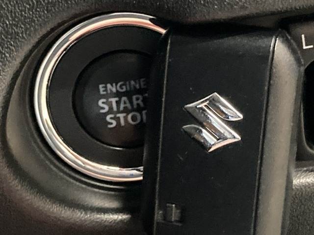 【スマートキー・プッシュスタート】キーを身につけている状態なら、ドアに付いているスイッチを押すだけで、ドアロックの開閉ができる機能。エンジン始動も便利です。