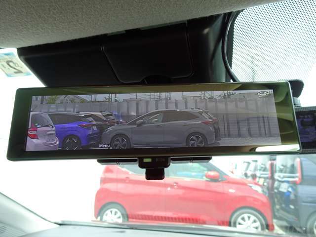 スマートルームミラー・車内の状況に関わらず、車両後方にあるカメラの映像をルームミラーに移します。