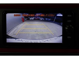 後方の死角を軽減し、狭い場所での切替しや駐車もしやすくなるバックモニターを装備しています。