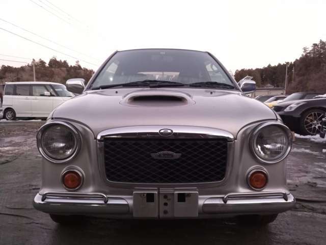 もう懐かしいというか珍しいというか、こういう車も手に入らなくなってきました。当店ではスバルの軽自動車はまだまだ販売や修理で目にしますが世間的にはもうスバルが軽を作っていたのも昔の話となりましたね